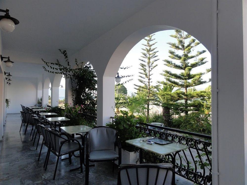 Hotel Athina 카라보밀로스 외부 사진