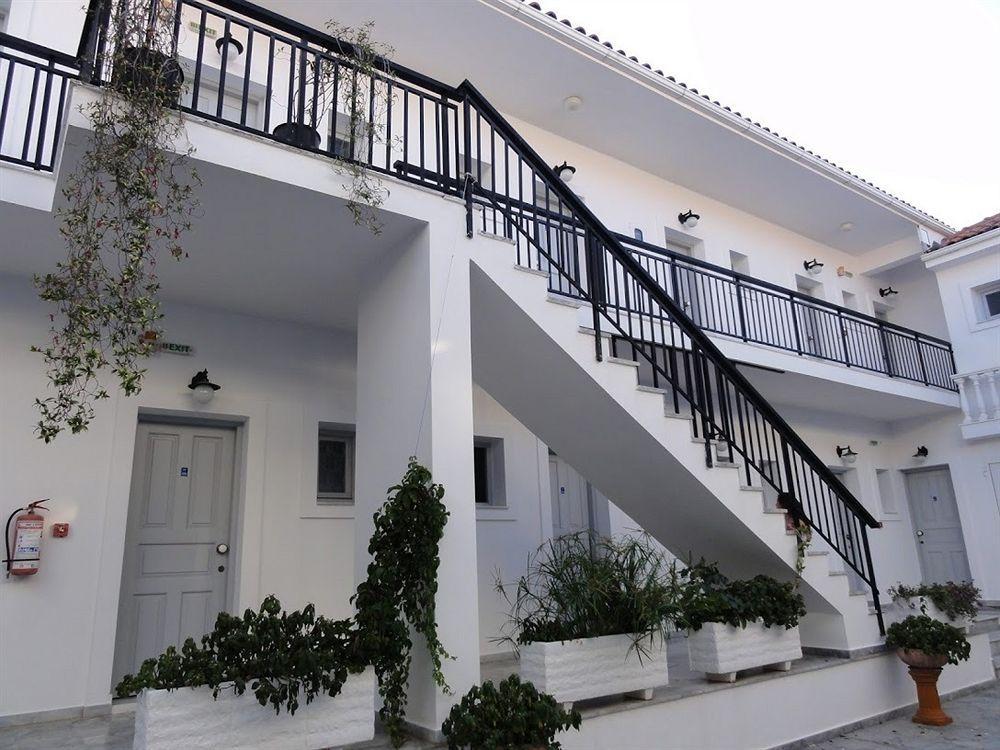 Hotel Athina 카라보밀로스 외부 사진
