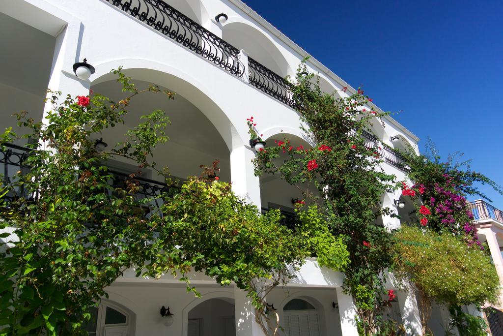 Hotel Athina 카라보밀로스 외부 사진