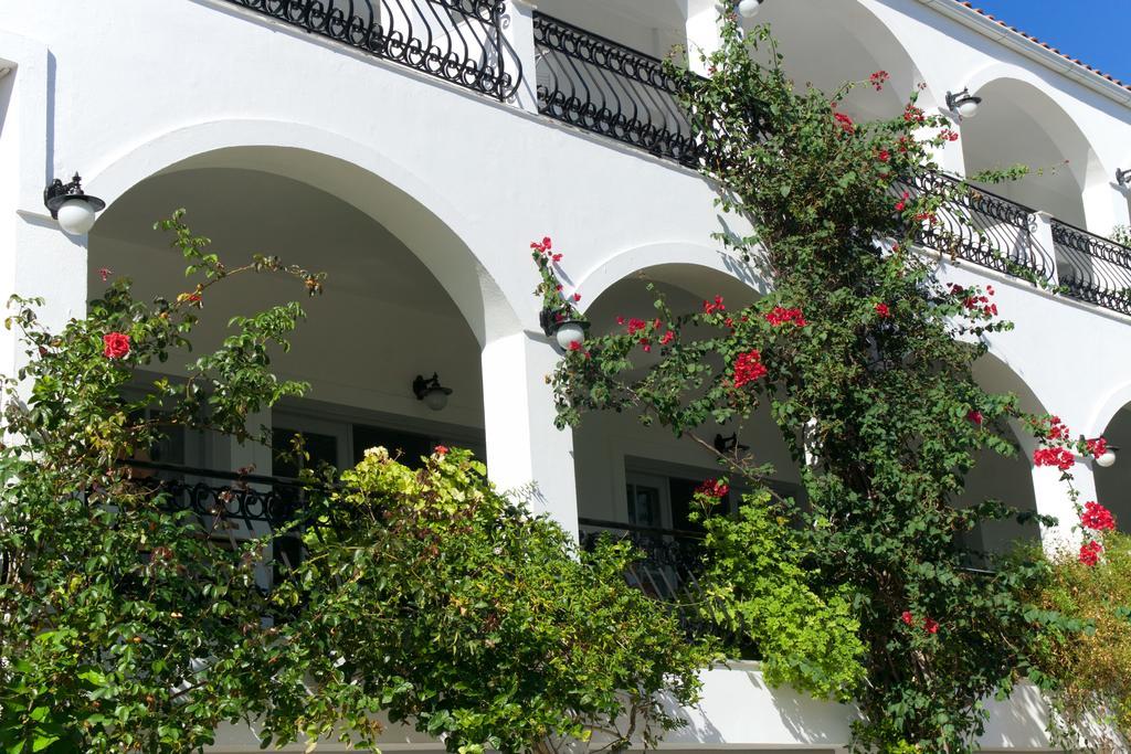 Hotel Athina 카라보밀로스 외부 사진
