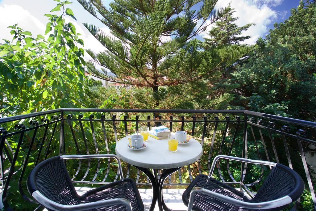 Hotel Athina 카라보밀로스 외부 사진