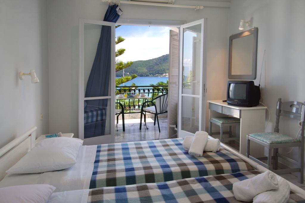 Hotel Athina 카라보밀로스 외부 사진