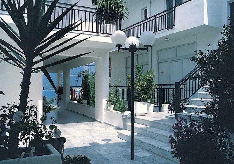 Hotel Athina 카라보밀로스 외부 사진