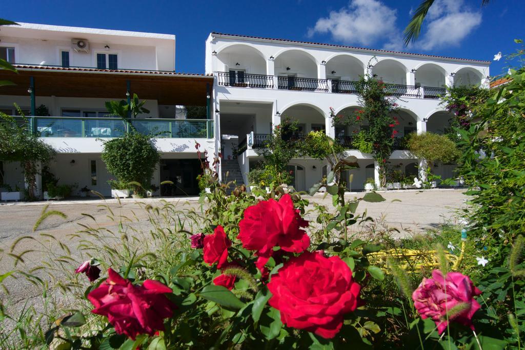 Hotel Athina 카라보밀로스 외부 사진