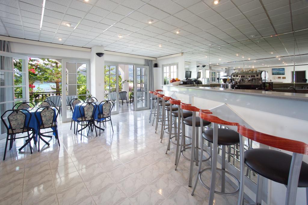 Hotel Athina 카라보밀로스 외부 사진