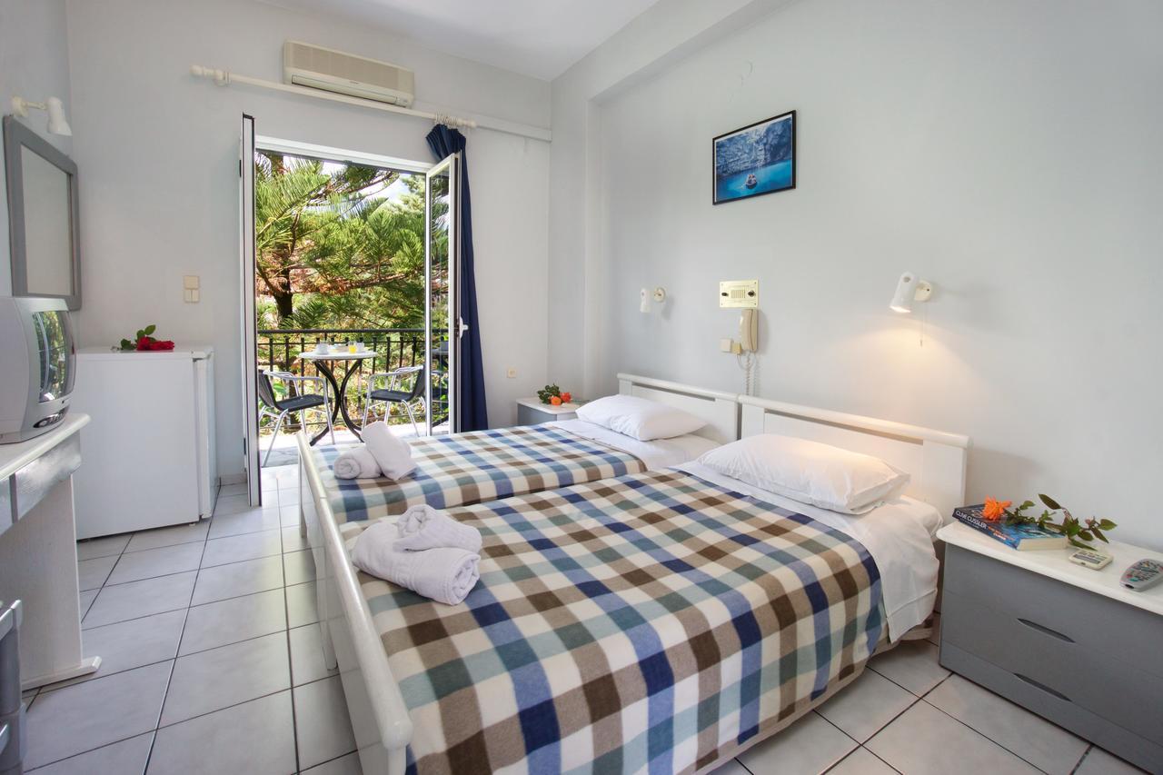 Hotel Athina 카라보밀로스 외부 사진
