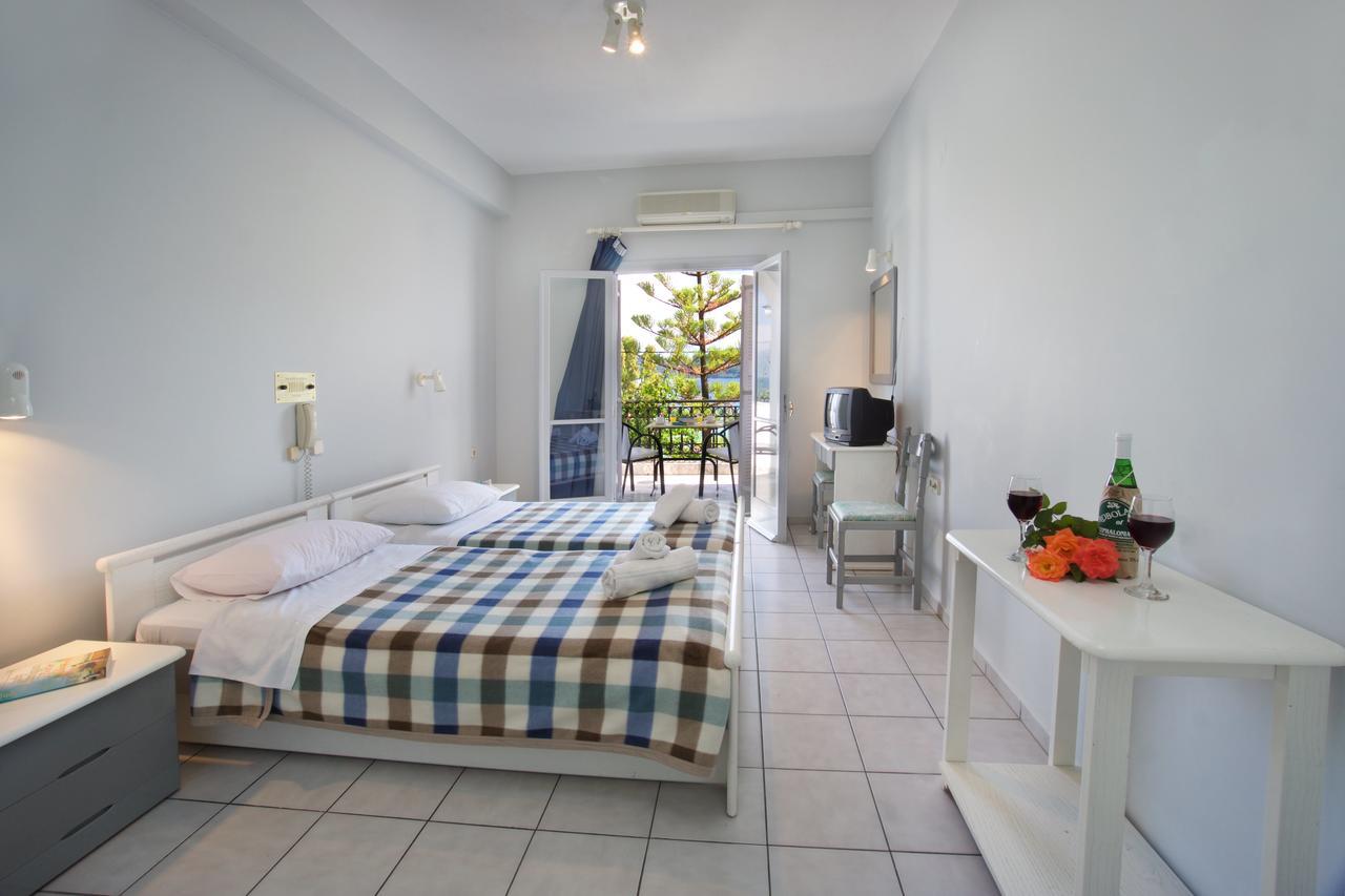 Hotel Athina 카라보밀로스 외부 사진