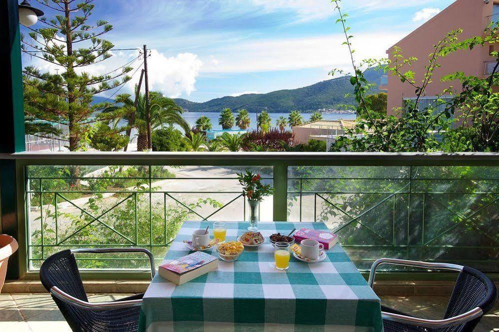 Hotel Athina 카라보밀로스 외부 사진