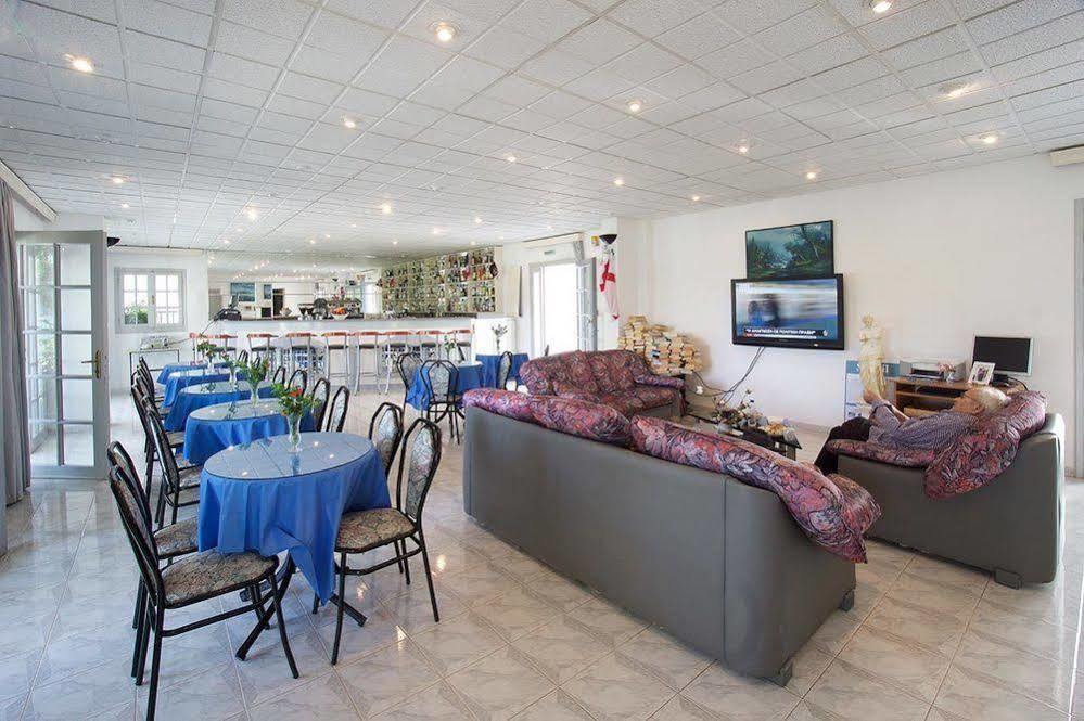 Hotel Athina 카라보밀로스 외부 사진