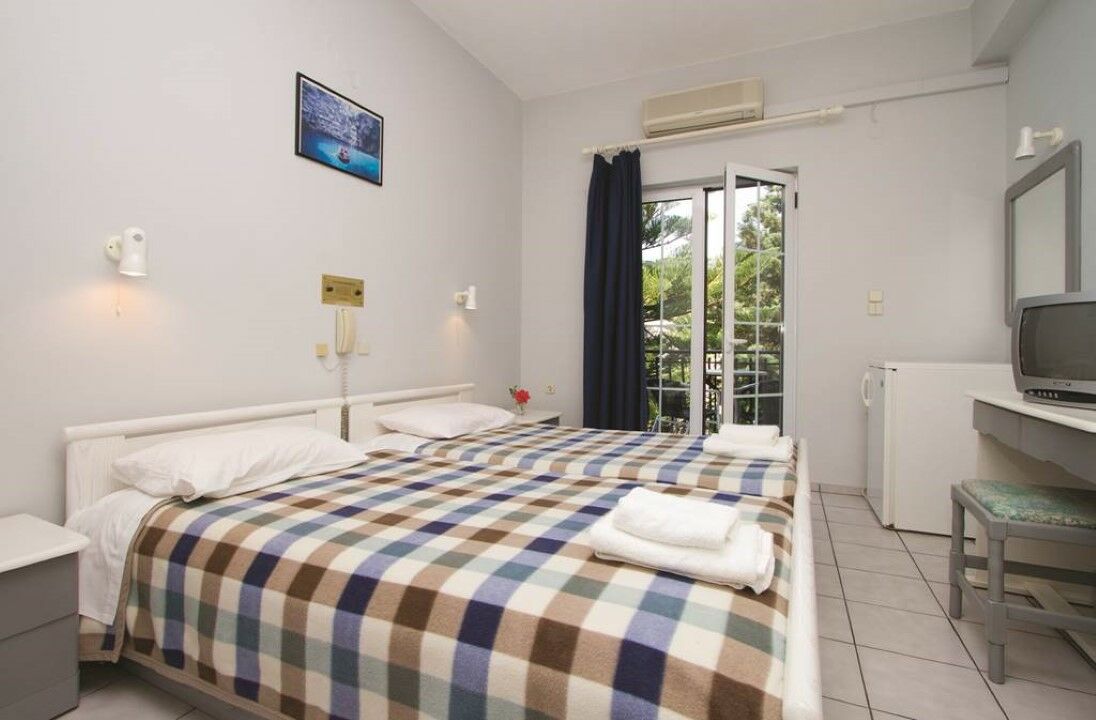 Hotel Athina 카라보밀로스 외부 사진