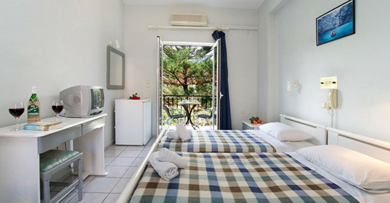 Hotel Athina 카라보밀로스 외부 사진