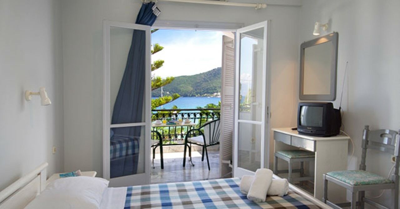 Hotel Athina 카라보밀로스 외부 사진